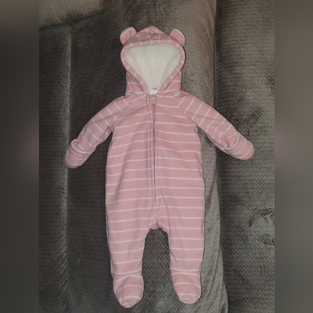 Old navy infant snow suit 0-3 months